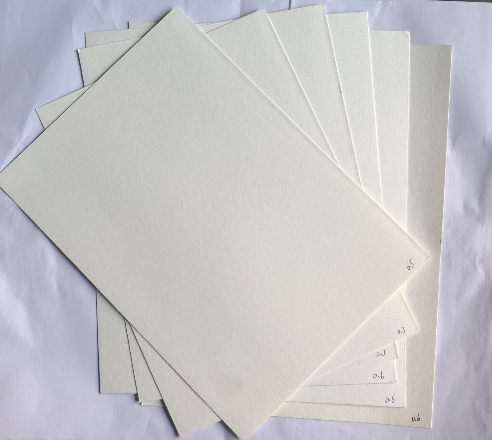 卷材吸水卡纸0.6超白本白0.4吸水纸0.5-0.7杯垫瓶盖内衬防潮垫纸