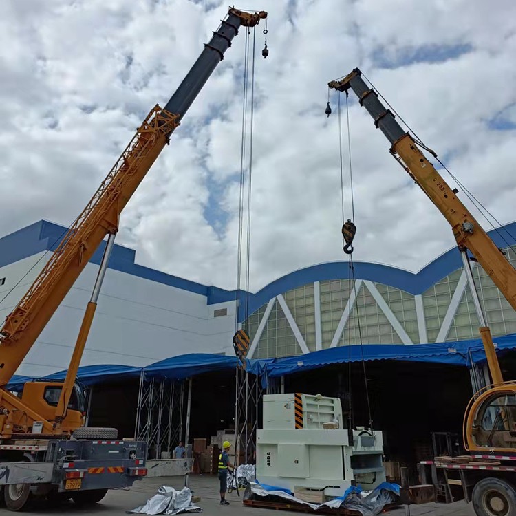 大型冲床设备吊装就位吊车出租 120吨至300吨高空吊车出租